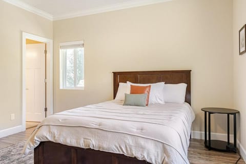 Beautiful Lake Views with Hot Tub and Space for Family House in Oakhurst