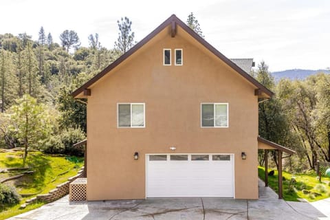 Beautiful Lake Views with Hot Tub and Space for Family House in Oakhurst