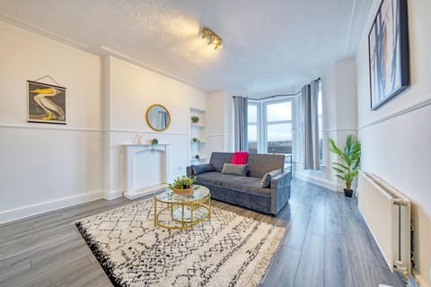 3BR Flat Near Maryhill Park and West End with Parking Apartment in Glasgow