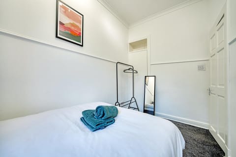 3BR Flat Near Maryhill Park and West End with Parking Apartment in Glasgow