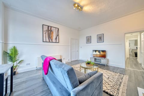 3BR Flat Near Maryhill Park and West End with Parking Apartment in Glasgow