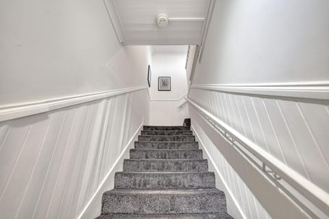 3BR Flat Near Maryhill Park and West End with Parking Apartment in Glasgow