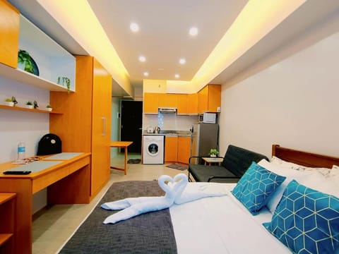 Bed, Kitchen or kitchenette, Living room, Photo of the whole room, Seating area, stove, towels, washing machine