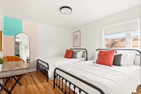 Bed, Photo of the whole room, Seating area, Bedroom