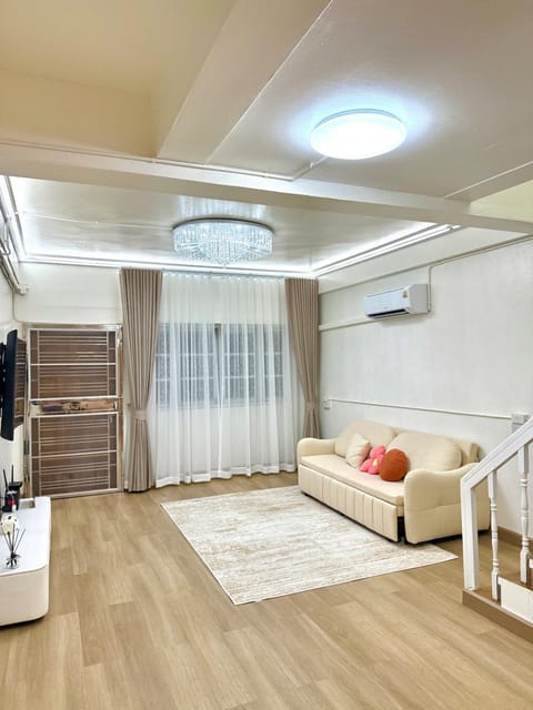 TV and multimedia, Living room, Photo of the whole room, Seating area, air conditioner