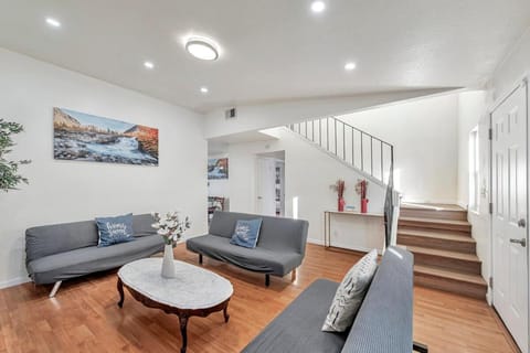 Nice House 4 bedrooms 2 baths, free Wi-Fi, Parking, Washer House in Evergreen