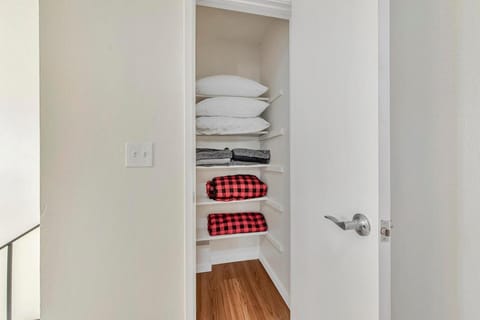 Nice House 4 bedrooms 2 baths, free Wi-Fi, Parking, Washer House in Evergreen