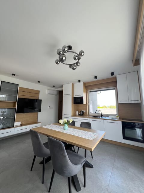 Dining area, oven, stove