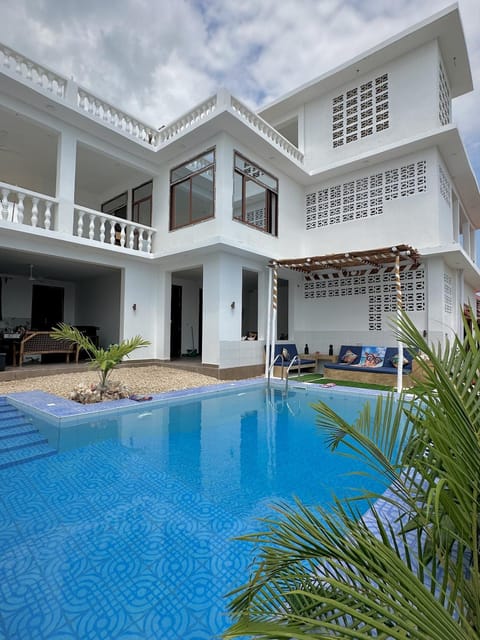Property building, Day, Pool view, Swimming pool, sunbed