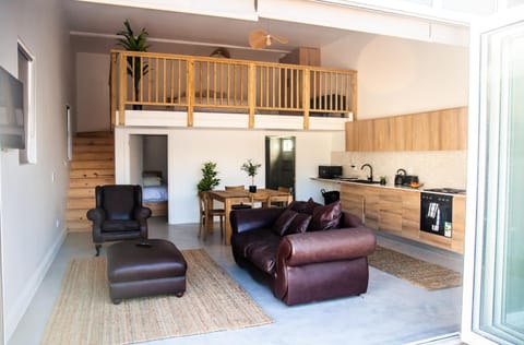 Kitchen or kitchenette, Living room, Seating area, Dining area, stove