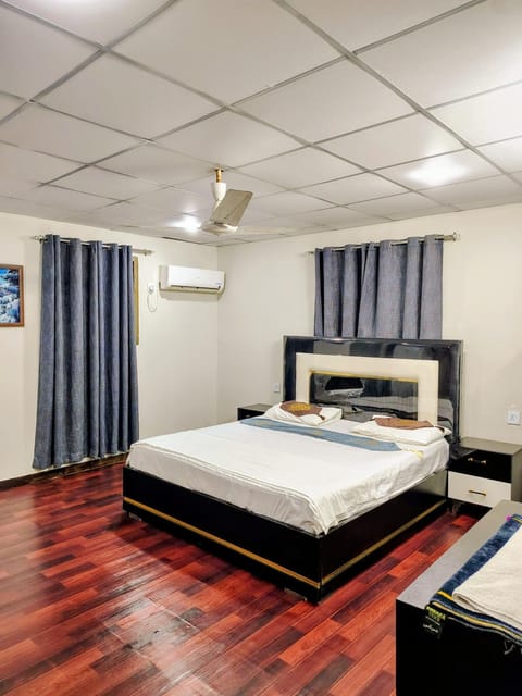 Bed, Photo of the whole room, Bedroom, air conditioner