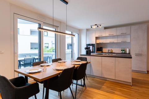 Coffee/tea facilities, Kitchen or kitchenette, Dining area, oven, stove