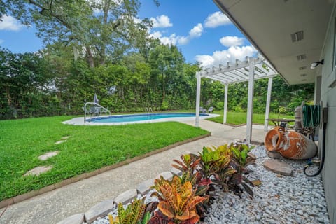 Patio, Spring, Day, Garden, Garden view, Pool view, Swimming pool, Swimming pool, sunbed