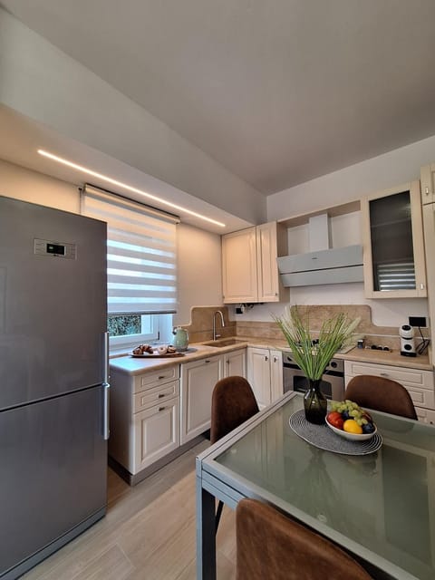 Kitchen or kitchenette, Dining area, dishwasher, minibar, oven, pet friendly, stove