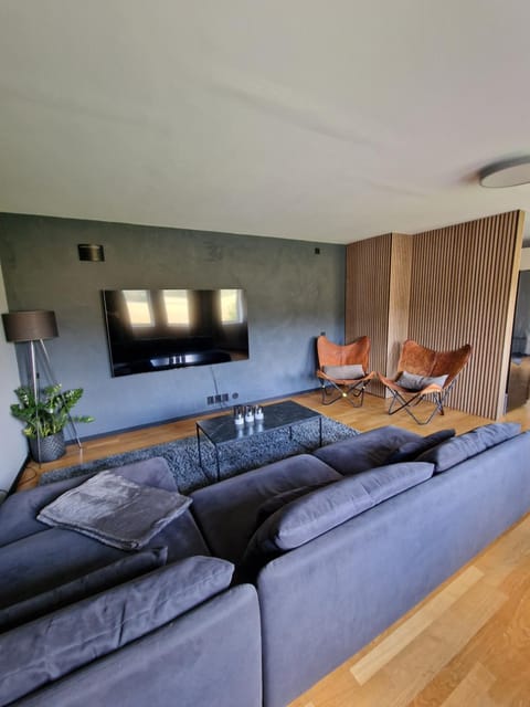 Communal lounge/ TV room, TV and multimedia, Living room, Seating area, Evening entertainment
