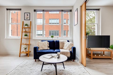 Communal lounge/ TV room, TV and multimedia, Living room, Seating area, Evening entertainment