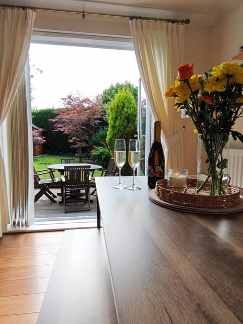 Patio, Garden, View (from property/room), Food and drinks, Dining area, Garden view