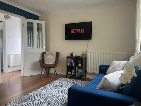 TV and multimedia, Living room, Seating area, Evening entertainment, internet