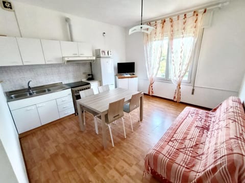 TV and multimedia, Kitchen or kitchenette, Living room, Dining area, oven, air conditioner