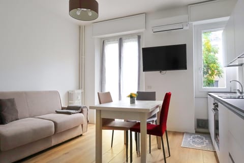 TV and multimedia, Kitchen or kitchenette, Living room, Seating area, Dining area, oven, air conditioner