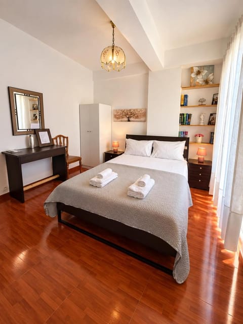 Bed, TV and multimedia, Bedroom, wardrobe