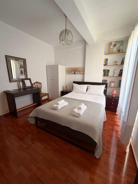 Bed, Library, Photo of the whole room, Bedroom, hair dresser, towels, wardrobe