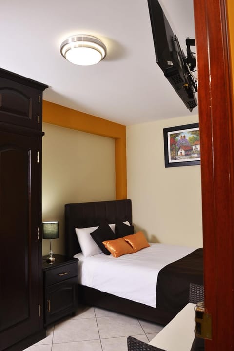 Bed, TV and multimedia, Photo of the whole room, Bedroom