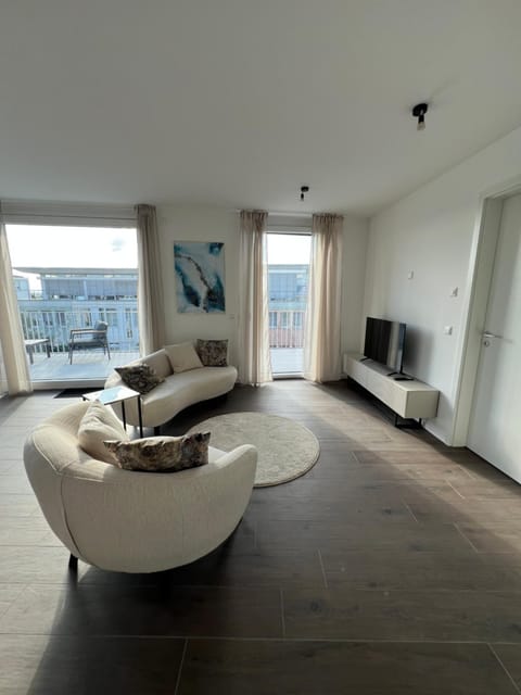 TV and multimedia, Living room, Seating area, Evening entertainment