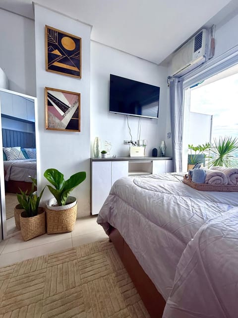 Bed, TV and multimedia, Bedroom