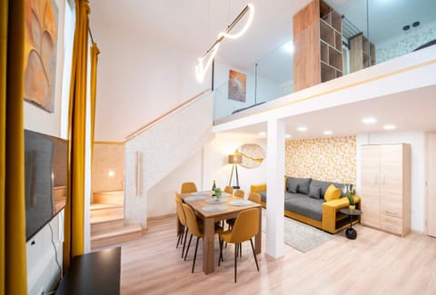 TV and multimedia, Living room, Photo of the whole room, Seating area, Dining area