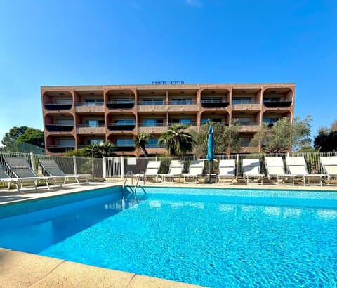 Grand studio climatisé, piscine, plage 5mn, parking gratuit Apartment in Antibes