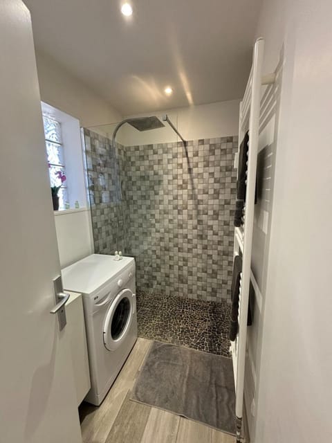 Grand studio climatisé, piscine, plage 5mn, parking gratuit Apartment in Antibes