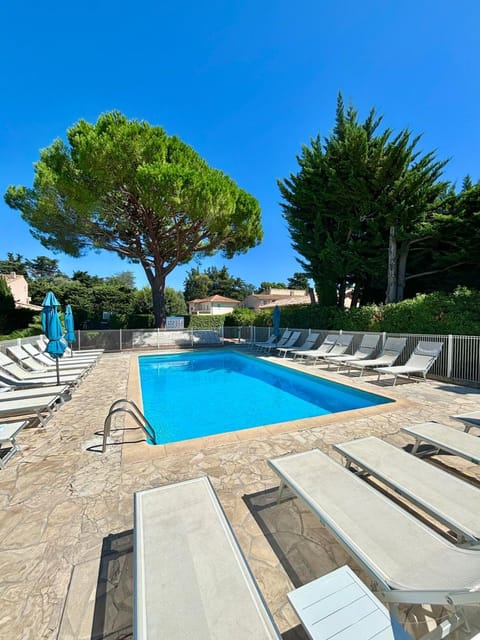 Grand studio climatisé, piscine, plage 5mn, parking gratuit Apartment in Antibes