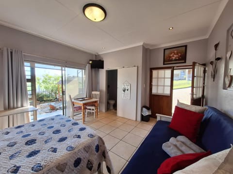 Bed, Photo of the whole room, Seating area, Bedroom