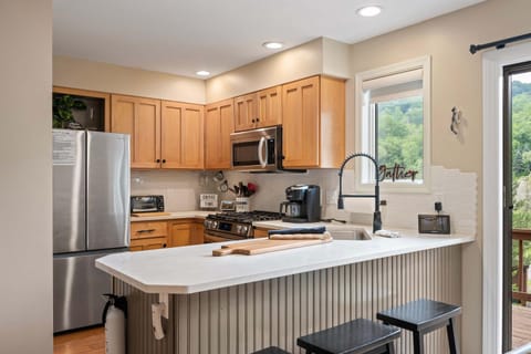 3 Bedroom Townhouse Across from HoliMont House in Ellicottville