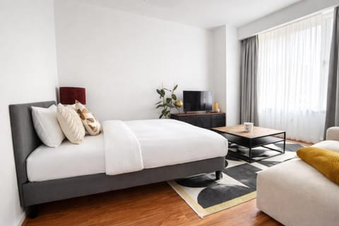 Bed, TV and multimedia, Photo of the whole room, Seating area, Bedroom