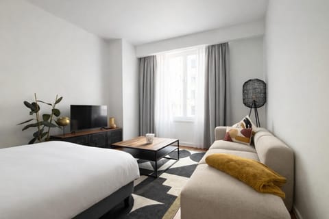 Bed, TV and multimedia, Living room, Photo of the whole room