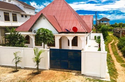 Property building, Day, Garden, Garden view