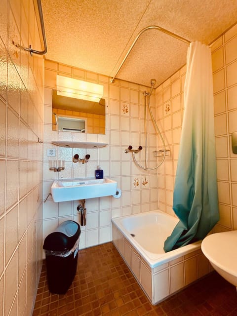 Dreibettzimmer mit eigenem Bad und Seeblick Bed and Breakfast in Vorarlberg, Austria