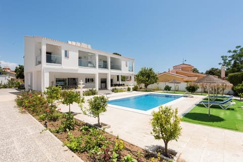 Property building, Spring, Day, Garden, Garden, Garden view, Pool view, Swimming pool, Swimming pool, Parking, sunbed