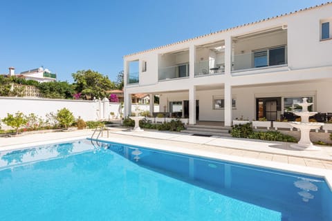 Property building, Patio, Day, Pool view, Swimming pool, Swimming pool, sunbed