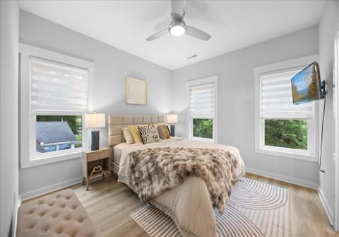 Bed, TV and multimedia, Bedroom, hair dryier, towels, wardrobe, air conditioner