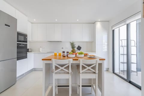Kitchen or kitchenette, Dining area, oven, stove