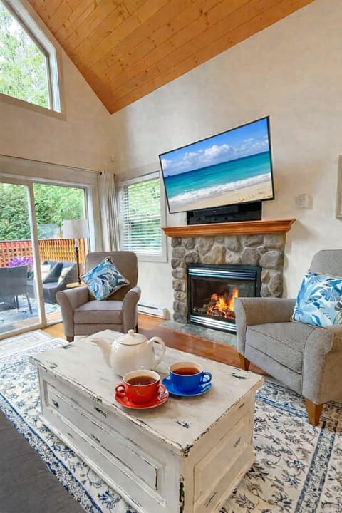 Communal lounge/ TV room, Living room, Seating area