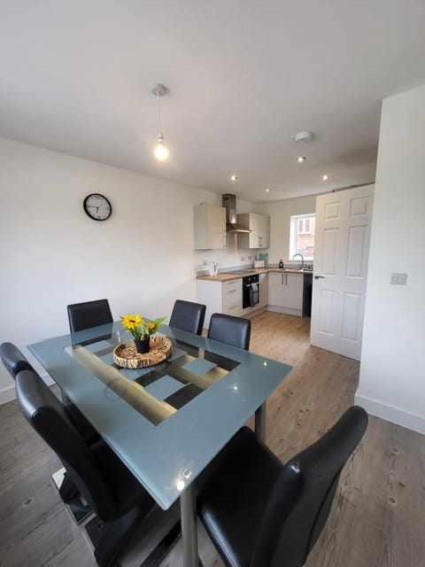 Kitchen or kitchenette, Seating area, Dining area, oven, pet friendly, stove