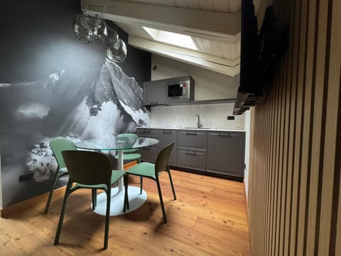 Kitchen or kitchenette, Dining area, Lunch, stove