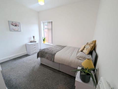 All En-suite Home for Contractors, Families & Large Groups House in Newcastle-under-Lyme