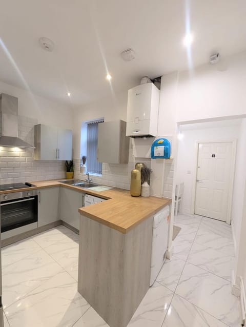 All En-suite Home for Contractors, Families & Large Groups House in Newcastle-under-Lyme