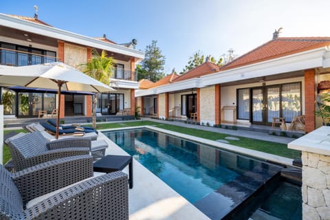 Property building, Day, Pool view, Swimming pool, Swimming pool