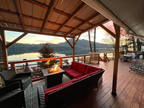 Balcony/Terrace, Seating area, Lake view